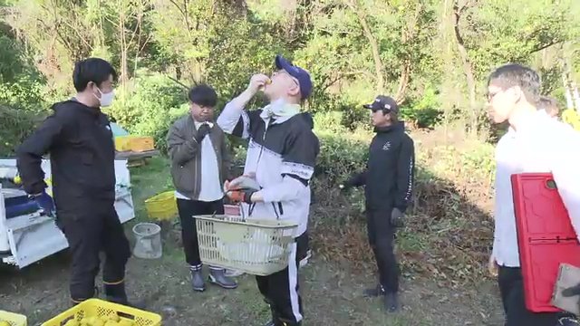 収穫したてを味わいながらイメージを膨らませる