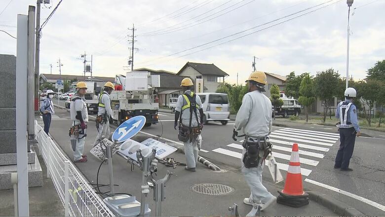 軽乗用車が信号機に衝突　助手席の夫（78）が死亡　運転の妻（79）も搬送　原因は…現場は国道と市道が交わる交差点｜FNNプライムオンライン
