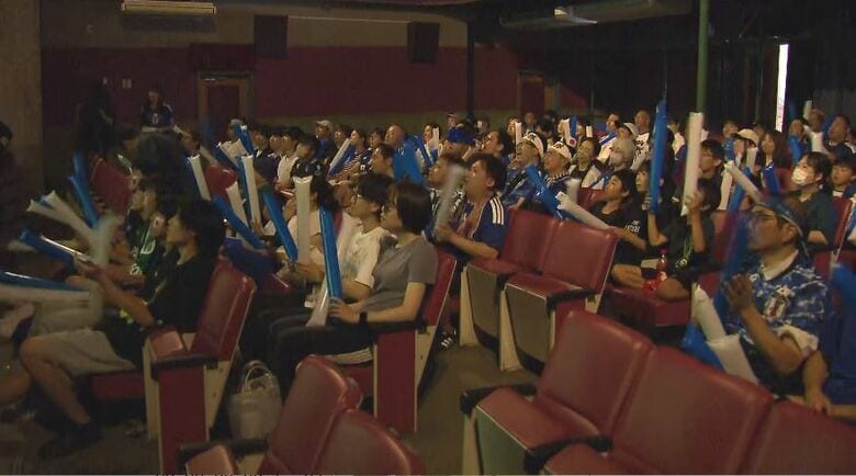 サッカーW杯　グループリーグ第2戦で日本はチュニジアに快勝　レトロな映画館で行われたパブリックビューイングではサポーターが歓喜｜FNNプライムオンライン