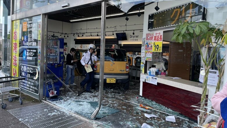 「ペダルを踏み間違えた」クリーニング店に軽自動車突っ込む　73歳女性が運転　女性客1人が足にけが　福岡・北九州市｜FNNプライムオンライン