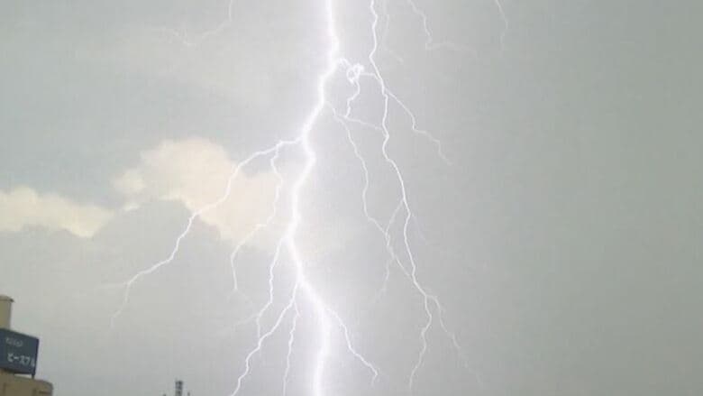 各地で「ゲリラ雷雨」　長野県内は大気の状態が非常に不安定　軽井沢町に「洪水警報」　中部・南部に「竜巻注意情報」｜FNNプライムオンライン