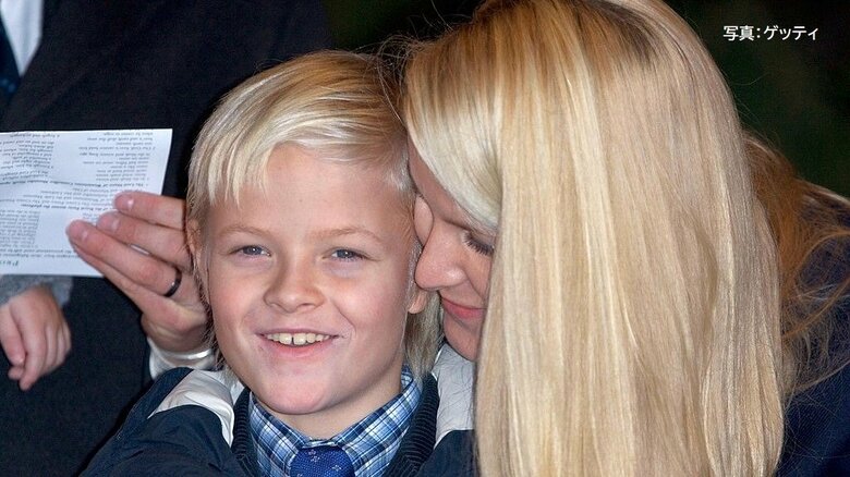皇太子妃の長男が涙、揺らぐ信頼…マリウス裁判と皇太子妃スキャンダル　ノルウェー王室に迫る“二重危機”の行方は？｜FNNプライムオンライン