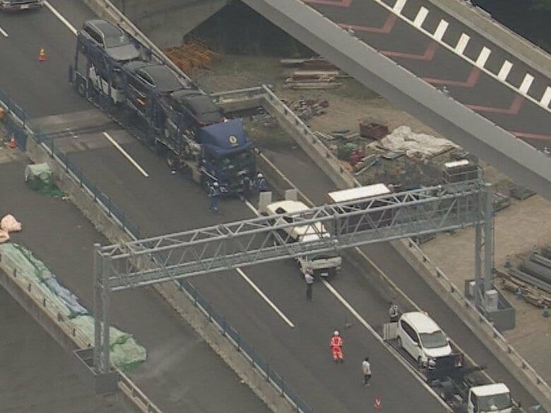 新名神高速で車が『逆走』避けるため停まった2台に接触し走り去る 計4台が絡む事故も発生し4人ケガ 一時通行止めに｜FNNプライムオンライン