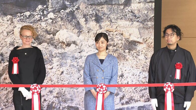 青い焼き物のイヤリング着用し「国際陶磁器フェスティバル」で初めてのテープカットに臨まれた佳子さま　