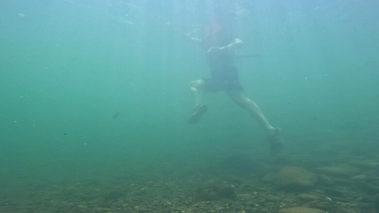 川は突然深くなるので注意が必要だ