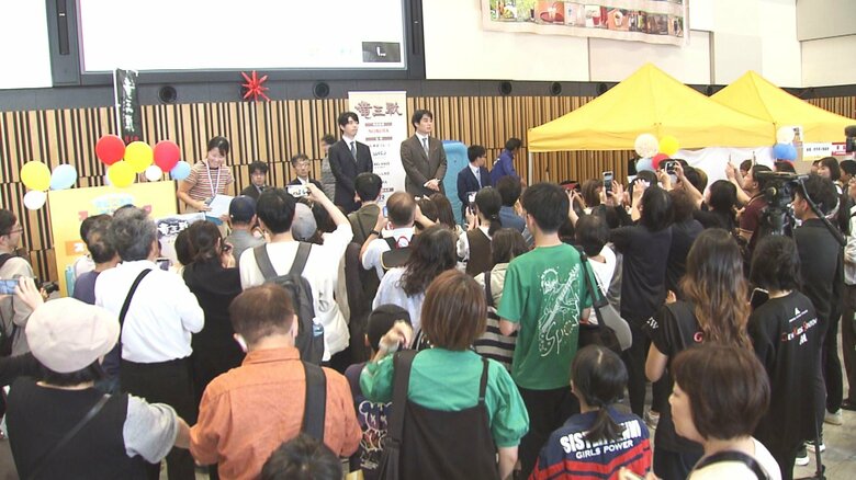 駅に集まったファンたち