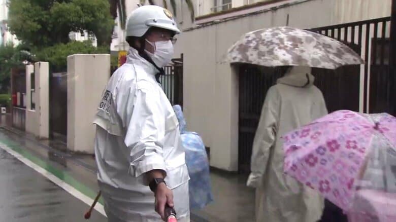 警察や学校職員が登校を見守る 5月2日