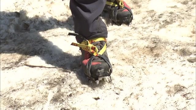 雪の上を歩く際はアイゼンを