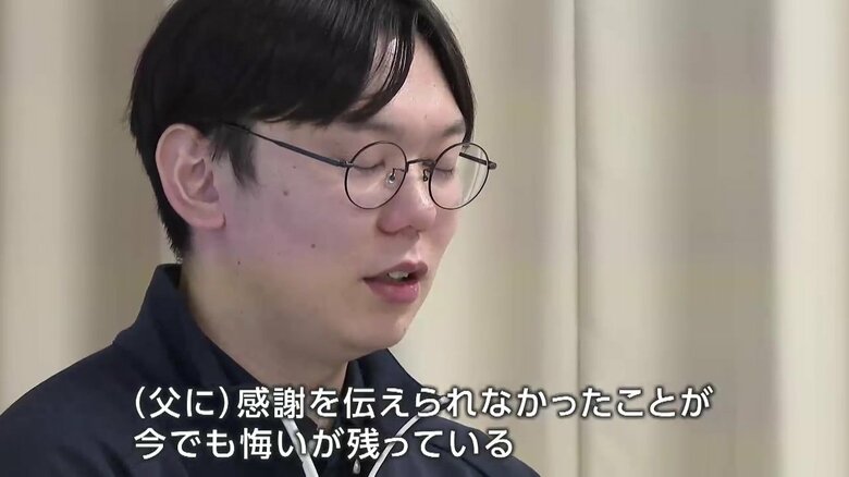 涙ながらに生徒に話しかける佐藤諒さん（31）