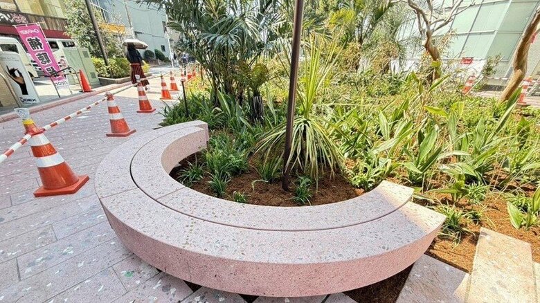 1台あたり約370万円の予算が計上されているテラゾ製ベンチ