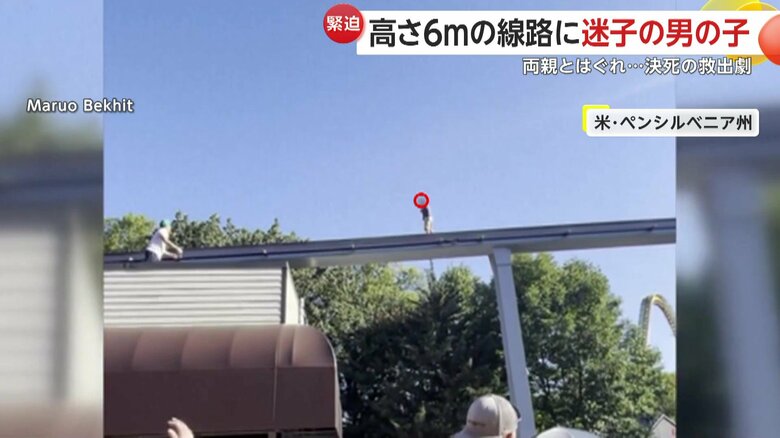 屋根から線路は離れていたが、線路に飛び移った男性