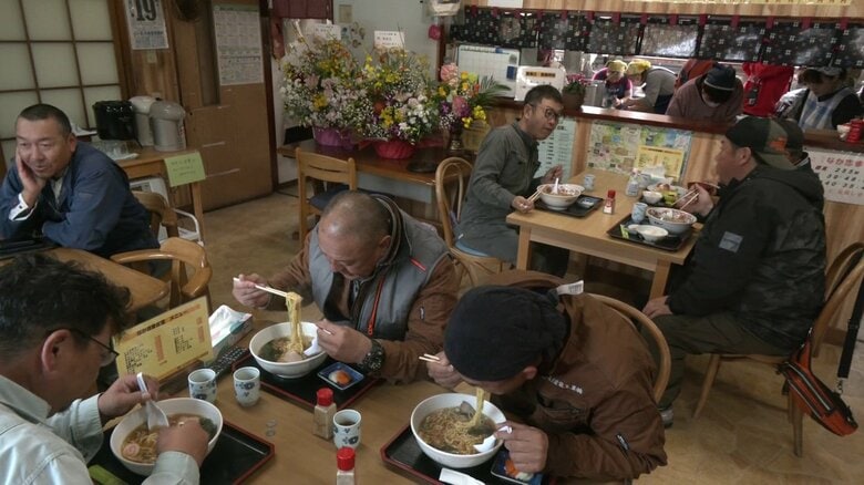 待ちわびた客でいっぱいになった食堂