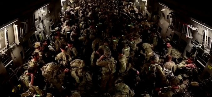 2021年8月30日 アフガニスタンから退避する米軍兵士 米軍機内にて