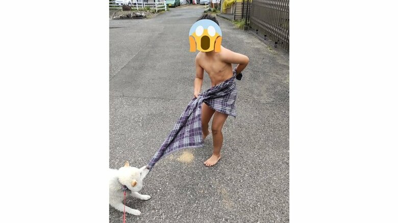 川遊び後の駐車場での一コマ　ハクくんと息子さん