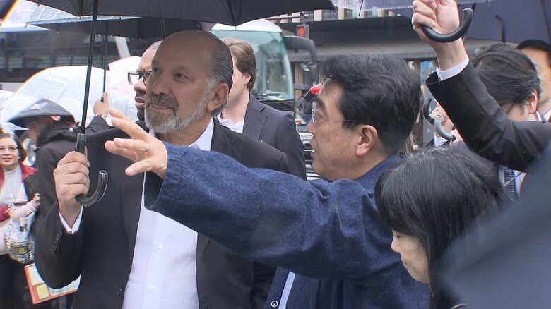 浅草を訪問した赤沢経産相とラトニック商務長官