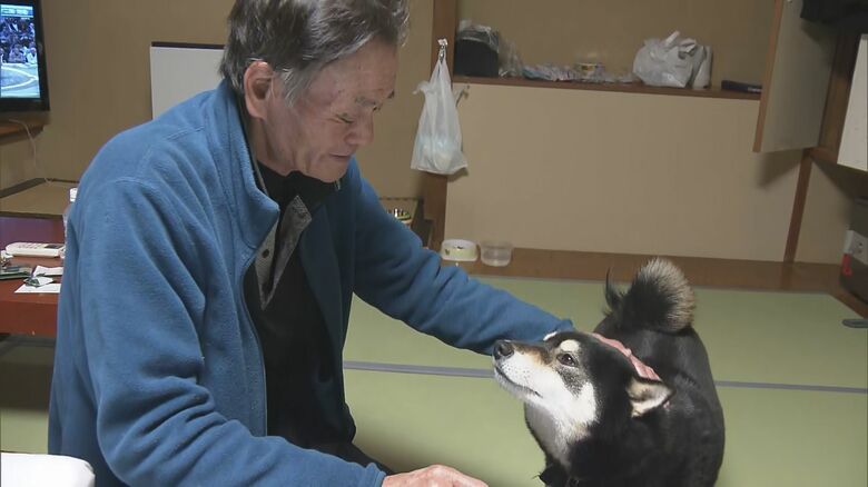 二次避難先の旅館で過ごす中さんとクロ