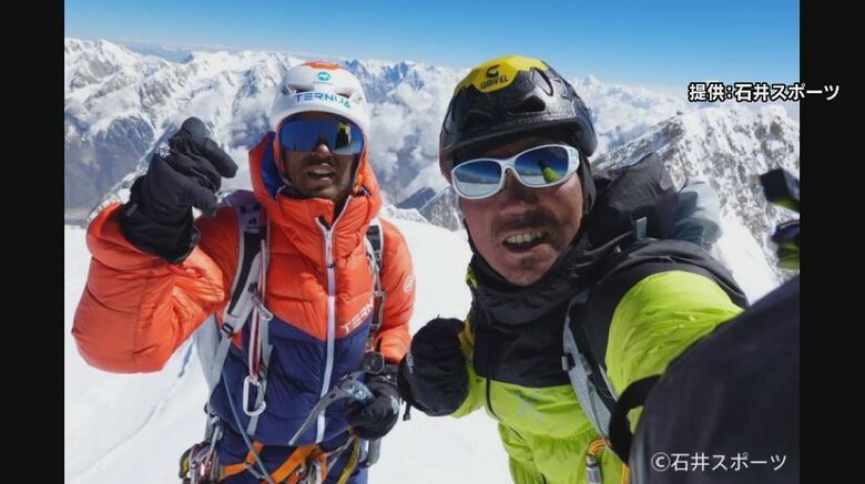 パキスタン・ティリチミールに登攀（はん）した平出さん（左）と中島さん（右）　提供：石井スポーツ