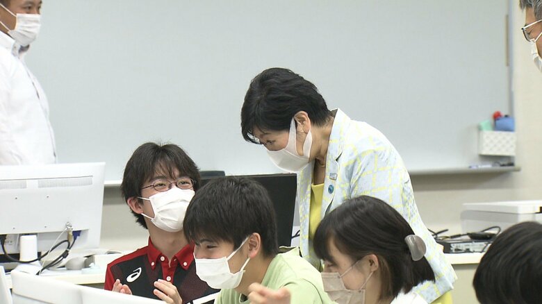 授業の様子を視察する東京都･小池知事