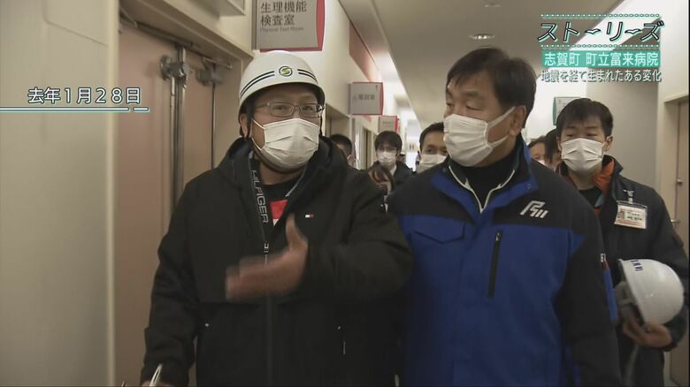 笠原雅徳事務長（左）