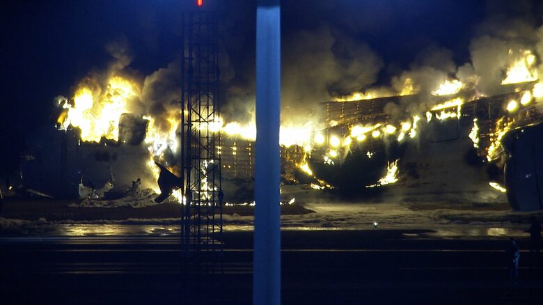 羽田空港で炎上する日航機