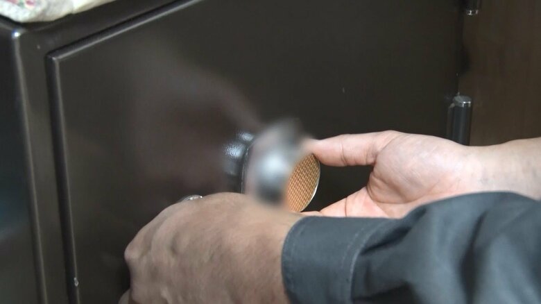 残り3つの番号の組み合わせは100万通り　手の感覚と音を頼りに探る
