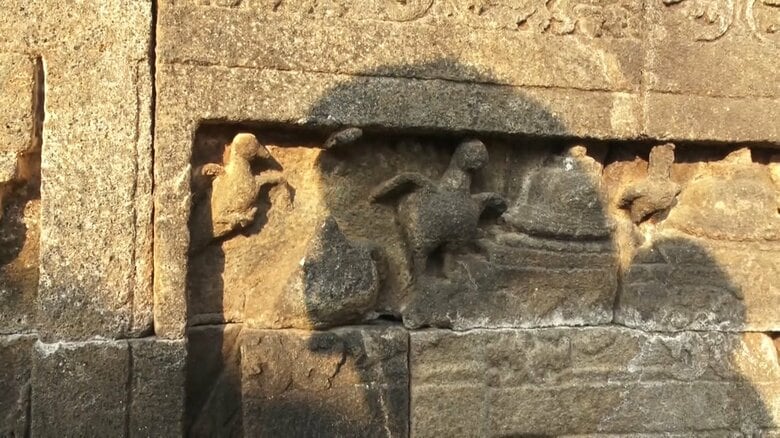 陛下が写真を撮られたニワトリのレリーフ