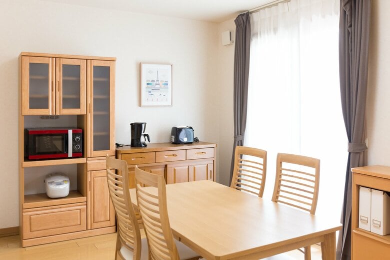 家具や壁との隙間に置くのはNG（画像はイメージ）