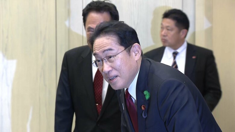 岸田首相が漁師らと面会し、感謝を伝えた（22日午後、和歌山市）
