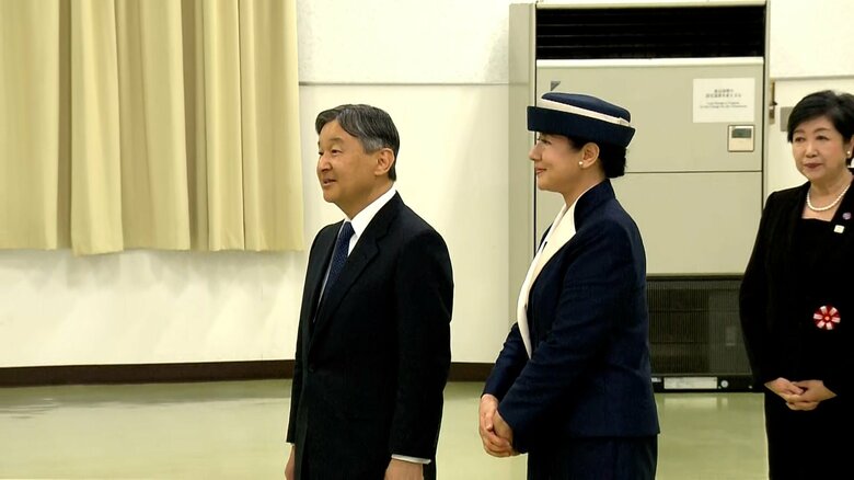 遺族らと懇談される天皇皇后両陛下