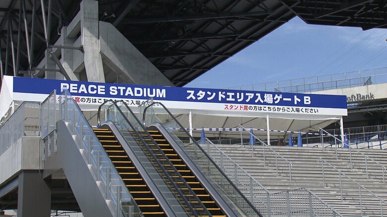 会場周辺は関係者が行き交っていた