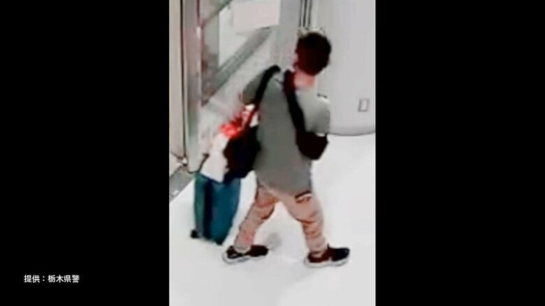 後ろを振り返る益田和彦容疑者（48）