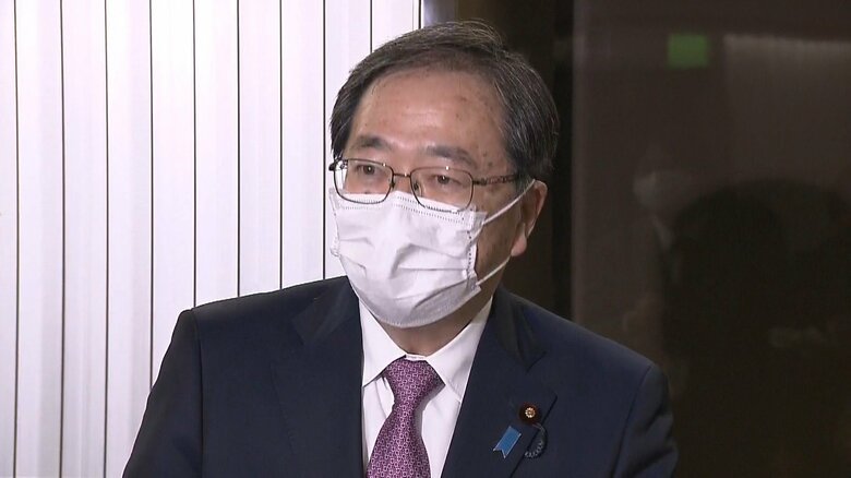 大臣折衝後、取材に応じる斉藤国交相（12月21日）