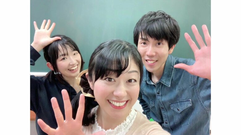 演劇ユニット「翠座」のメンバーと写真を撮る知江崎ハルカさん（中央）