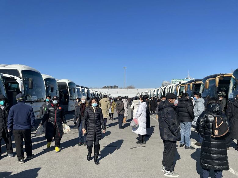 乗り換え場所には多くのバスが並んでいた
