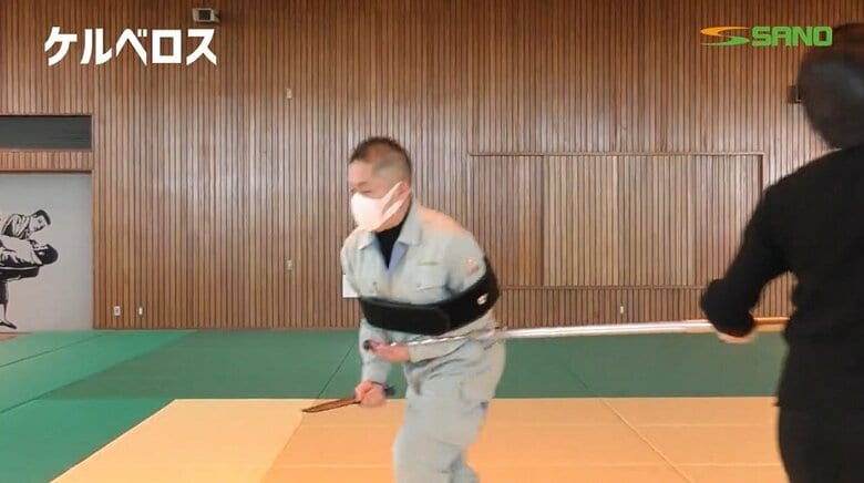 「ケルベロス」で社長の腕と胴を拘束