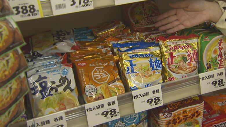 お客が手に取りやすいよう即席麺はバラ売りに