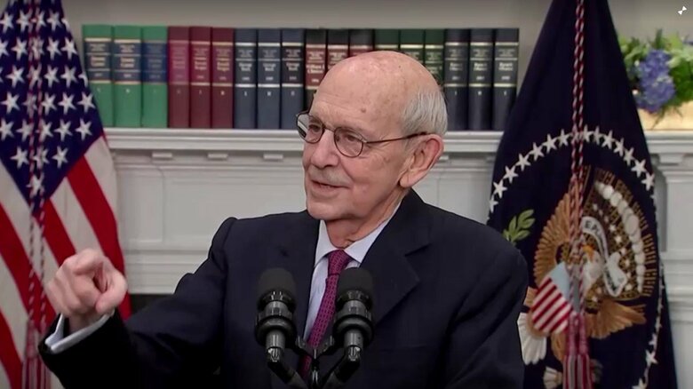 ホワイトハウスで会見する米最高裁のスティーブン・ブライヤー判事