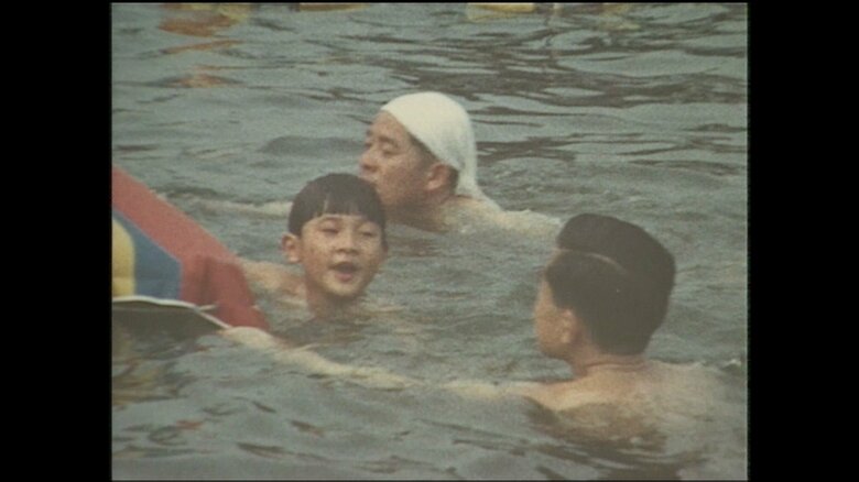 昭和44(1969)年　浜名湖で遊泳される皇太子さま