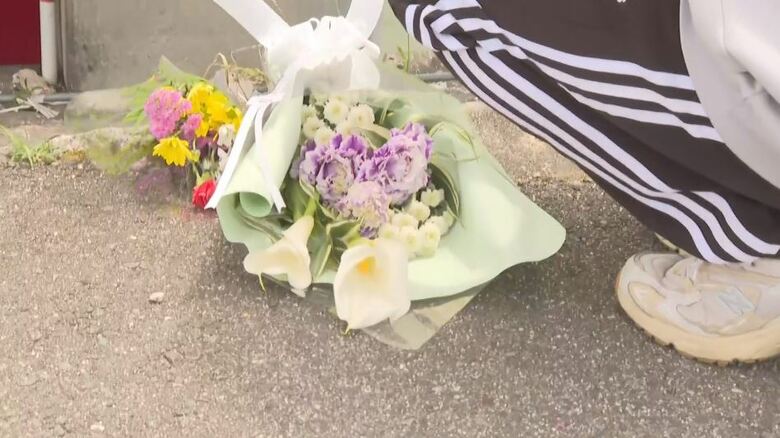 亡くなった男性の友人が献花