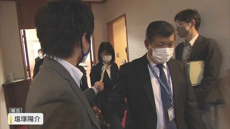 本部長に直撃する塩塚記者