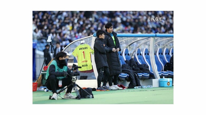 ベンチ前から戦況を見つめる山田氏