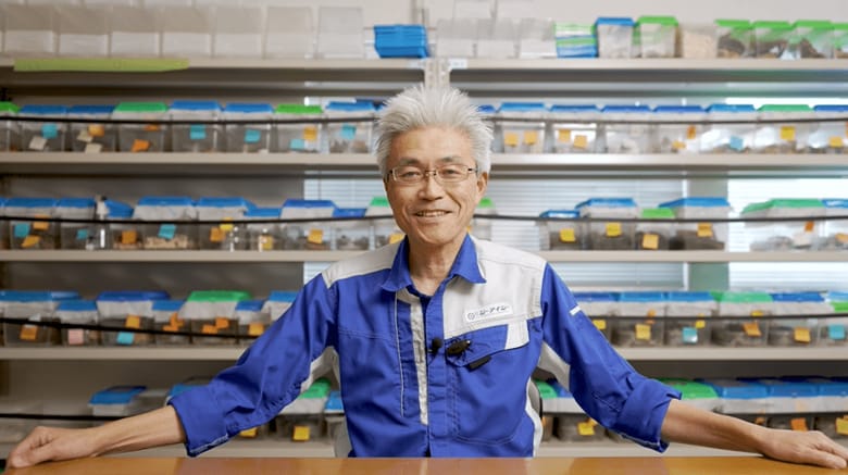 数万匹のゴキブリを飼育する小松謙之さん