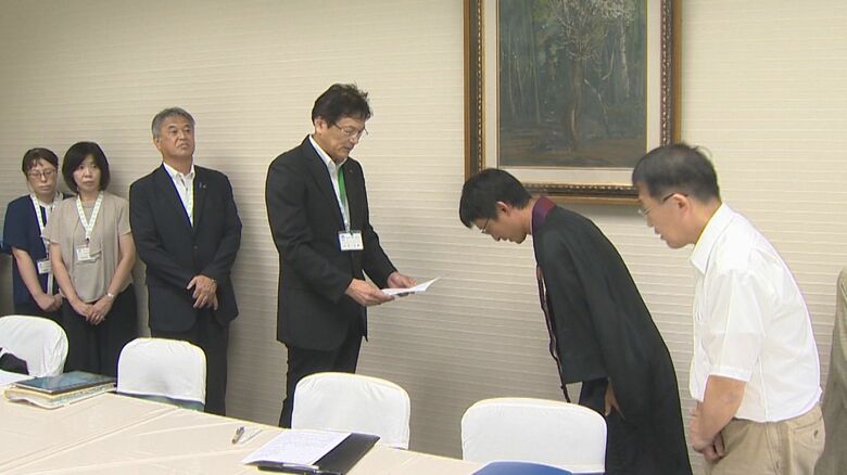 新潟県に要望書を手渡した市民団体
