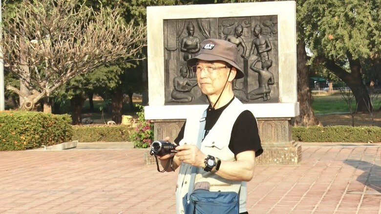 智子さんが当時訪れた世界遺産の遺跡群にて　娘が見たものと同じ風景をビデオカメラに収める父・康明さん