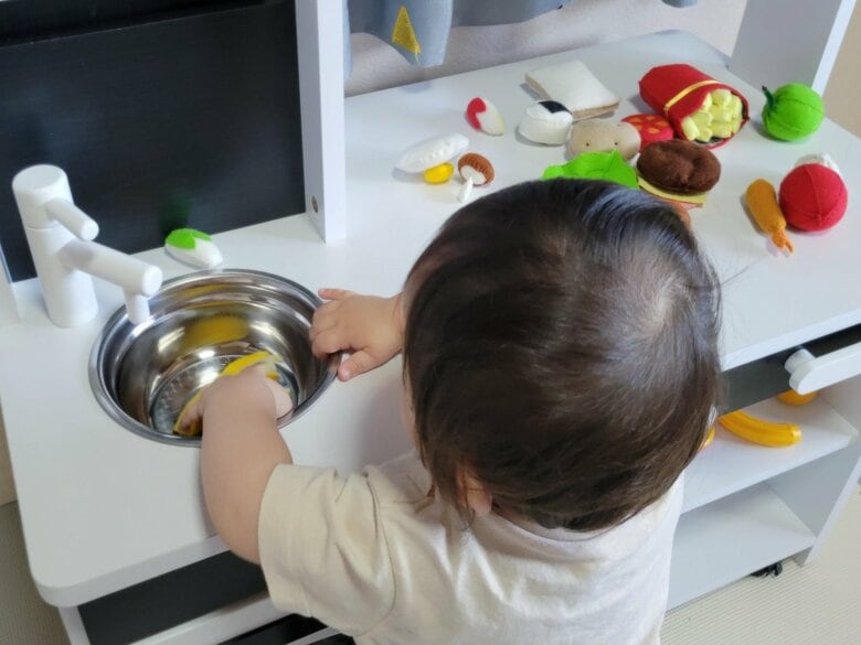 おばあちゃん手作りのおもちゃで遊ぶ息子さん