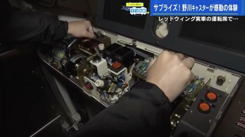 右手で操作しているのがブレーキハンドル