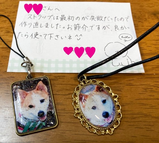 写真をレジンで封入したストラップとペンダント（kaorimarronさん作）