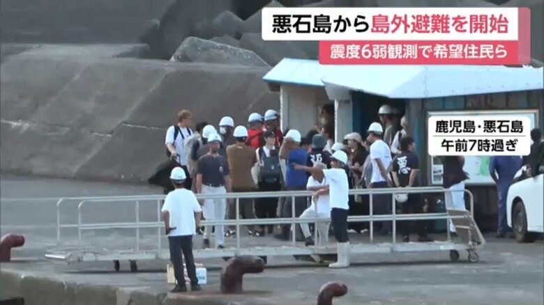 船の到着を待つ住民