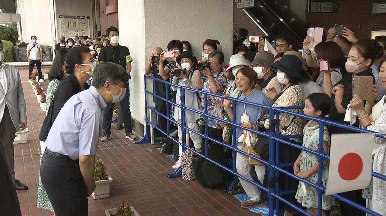 集まった人たちと談笑される天皇ご一家