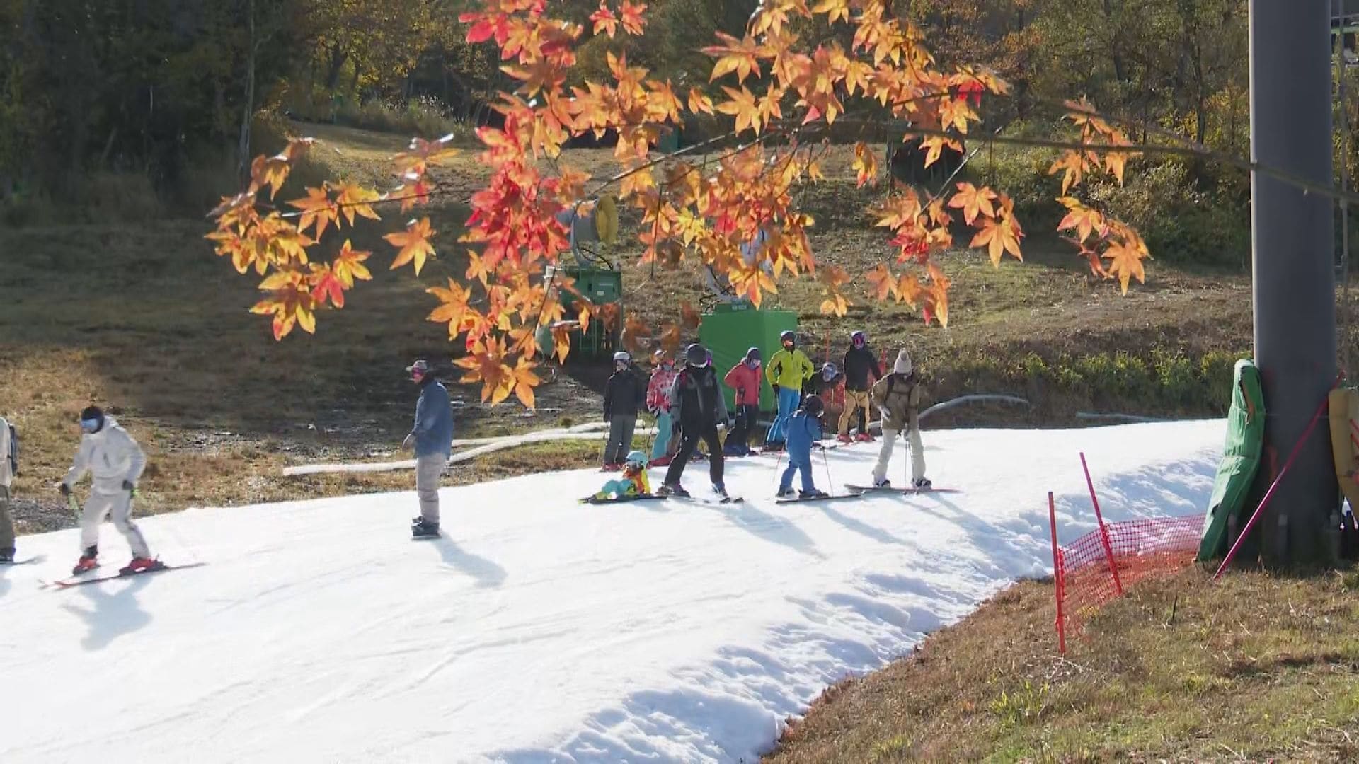 「最高です」 軽井沢町のスキー場がオープン 長野県内では今季最初 青空のもと紅葉と初滑りを楽しむ